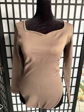 Ribbed Long-Sleeve Scoop Neck Top - Taupe